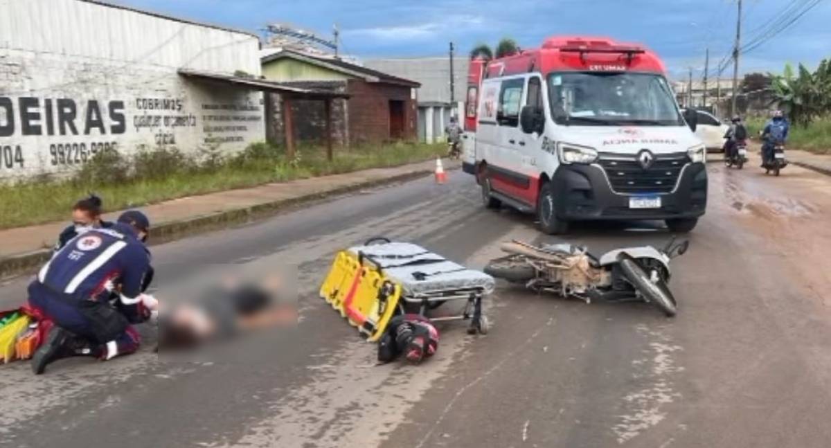 Samu socorre mulher ferida após colisão envolvendo bicicleta e moto
