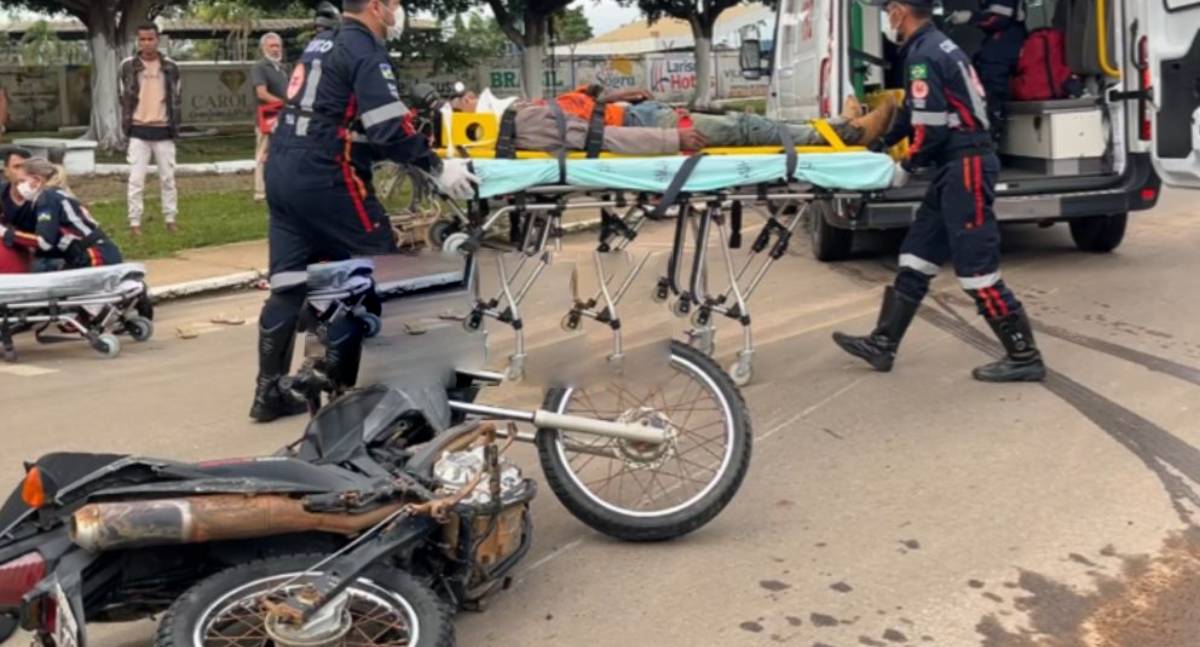 Colisão entre motocicleta e motoneta deixa três feridos, incluindo criança, em avenida