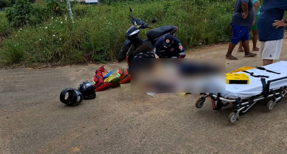 Mulher se fere ao cair de motoneta após escorregar em areia