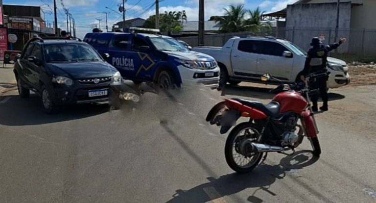 Motociclista fica ferida após colidir com Fiat Strada