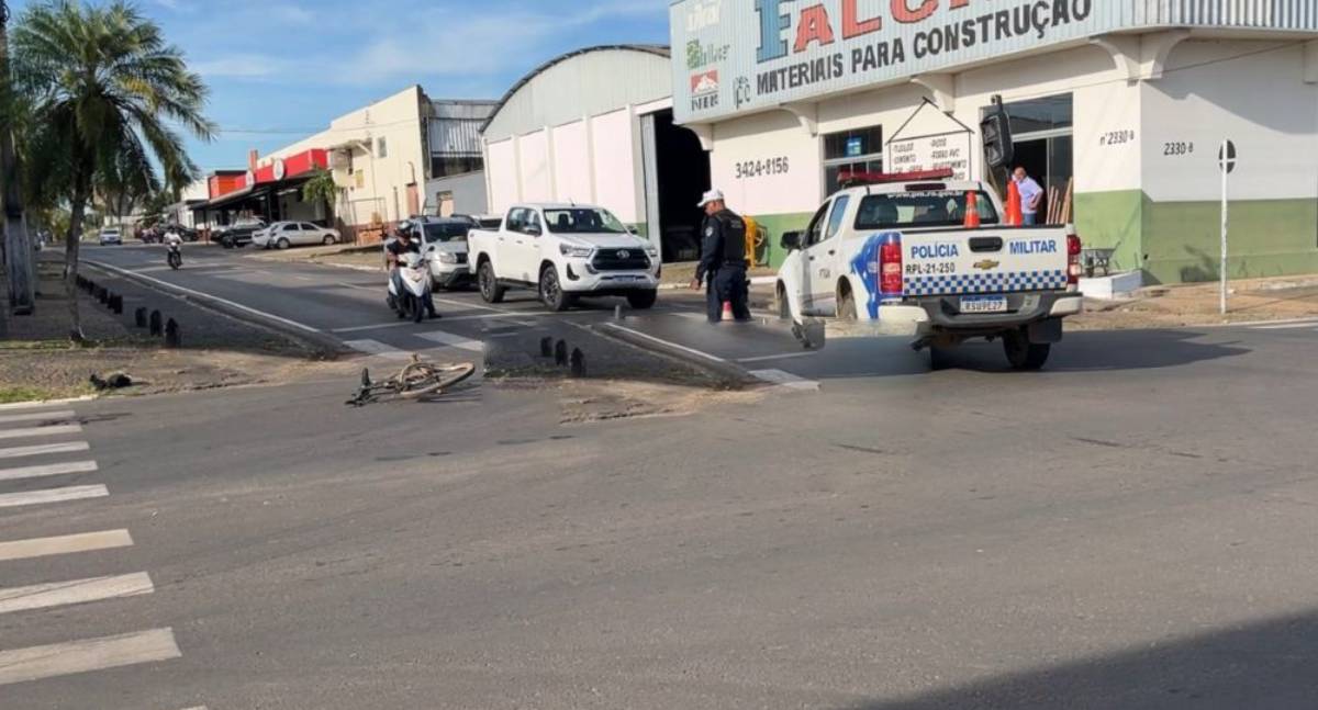 Ciclista fica gravemente ferido após colisão com caminhão