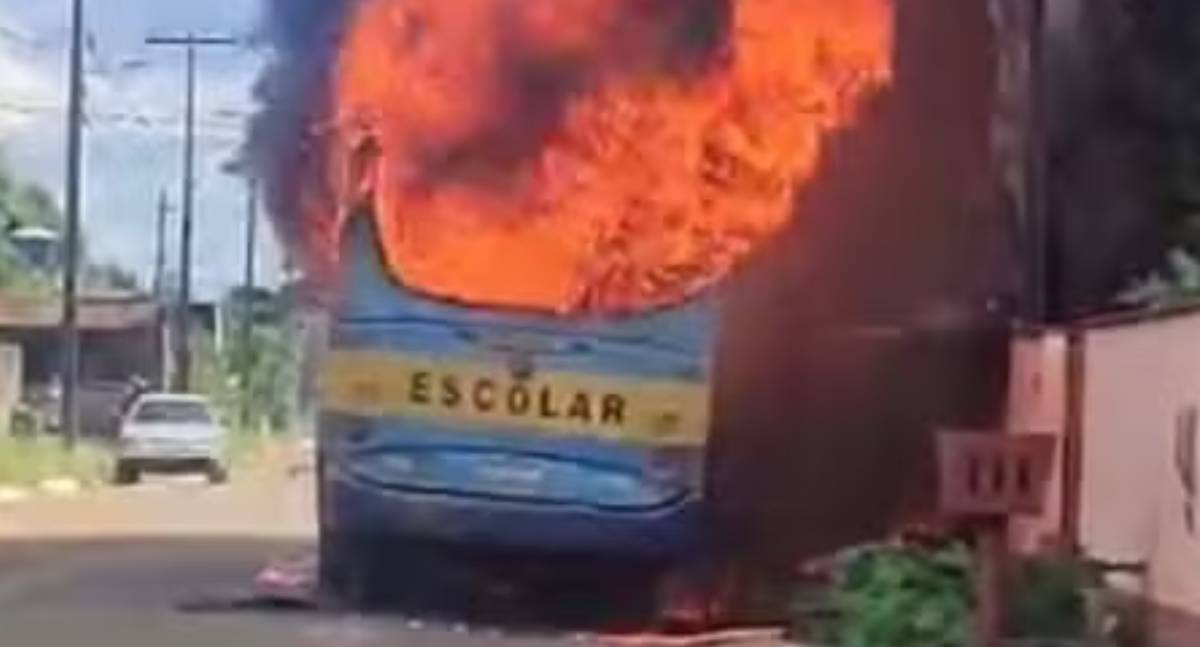 Ônibus escolar é destruído por incêndio após falha mecânica em Rondônia