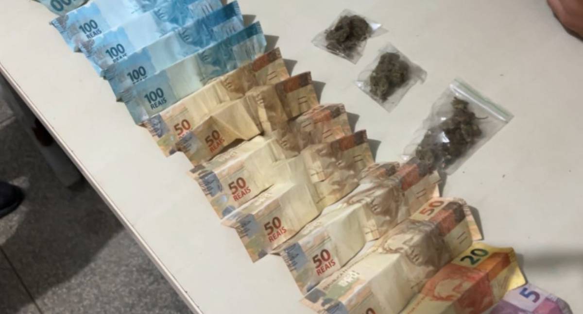 Jovens são detidos por porte de droga em residência monitorada pela PM em patrulhamento