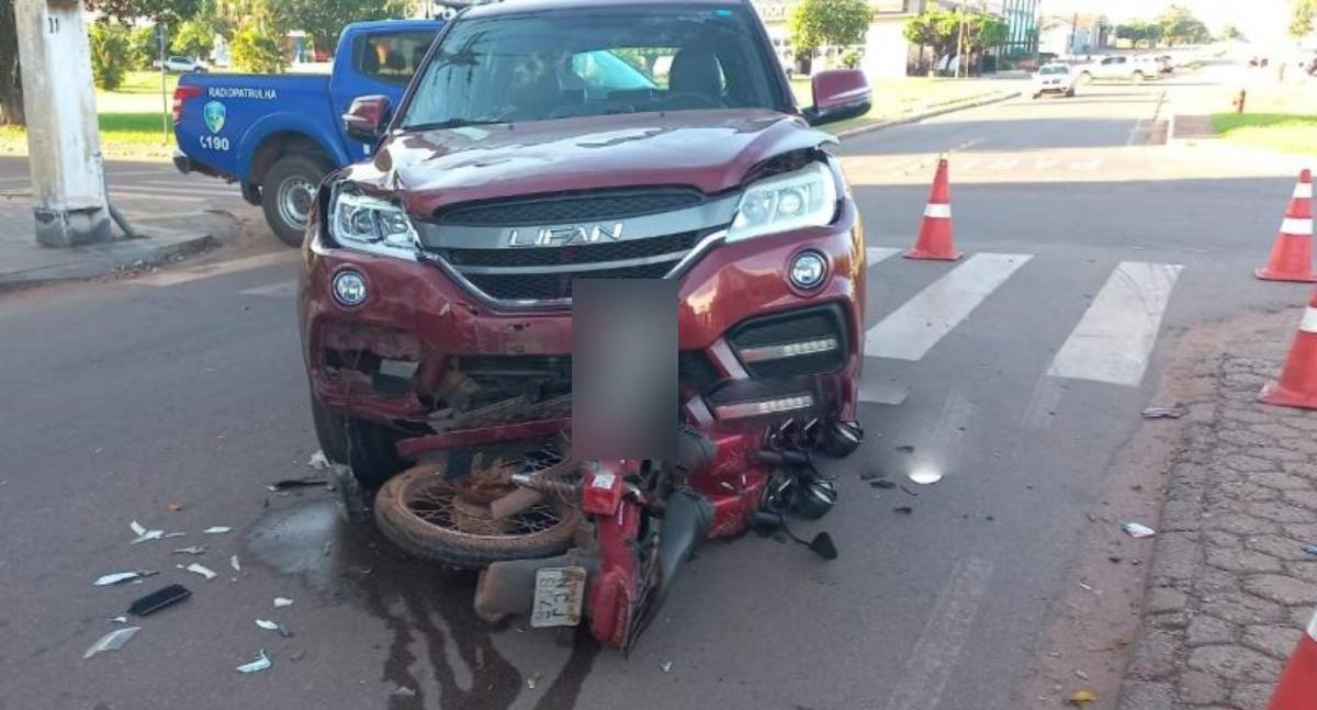 Motociclista sofre fratura exposta após colisão com carro no centro
