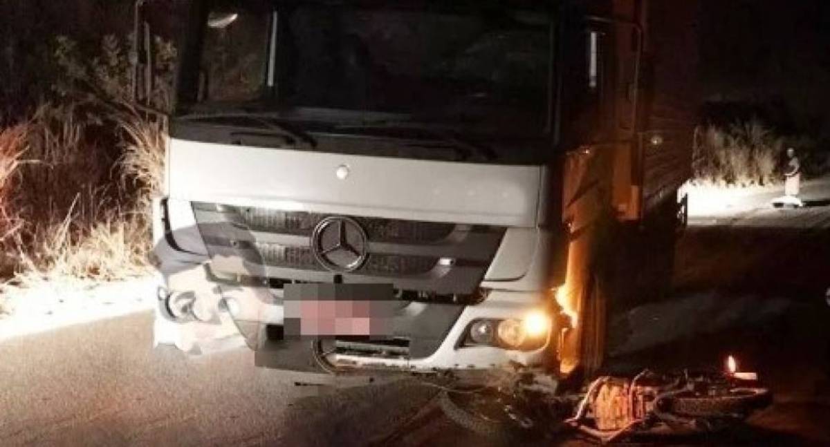 Motociclista venezuelano morre em colisão frontal com caminhão na zona rural