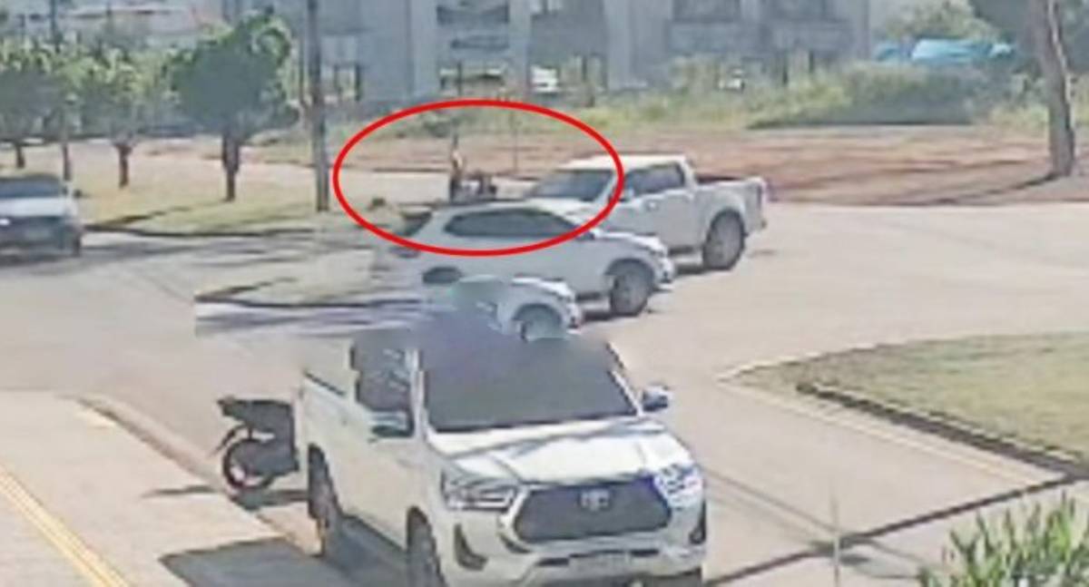 Passageira de mototáxi fica ferida após ser arremessada sobre carro em colisão