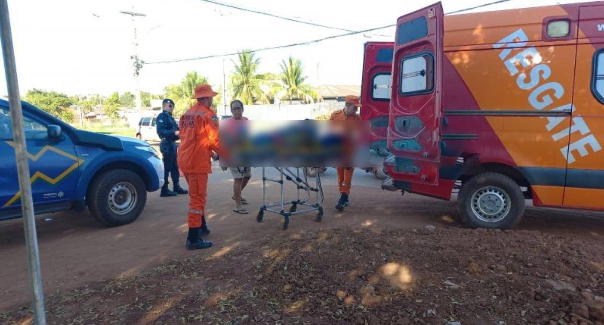Motociclista fica ferido em colisão com carro durante conversão