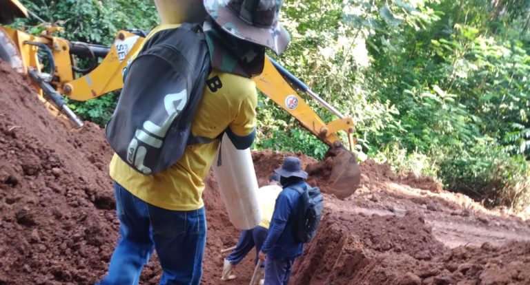 Tubulação de drenagem é instalada pela Prefeitura na Estrada Araras, em Porto Velho - News Rondônia