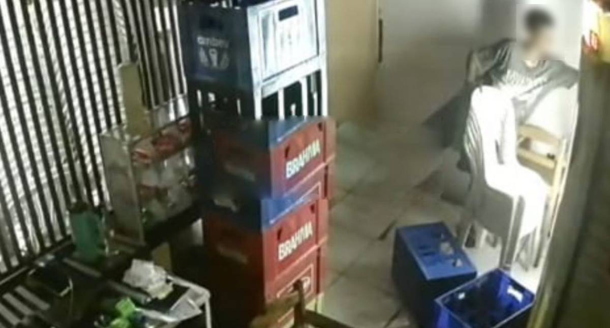 Homem furta lanchonete durante a madrugada no bairro Cafézinho e foge de bicicleta