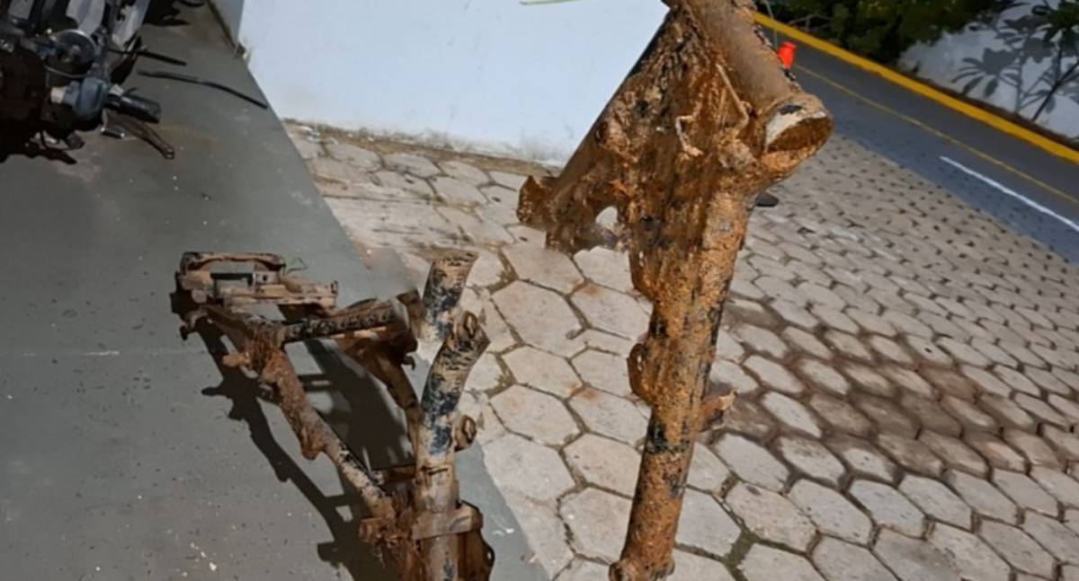 Adolescente encontra quadro de moto com chassi raspado em terreno baldio