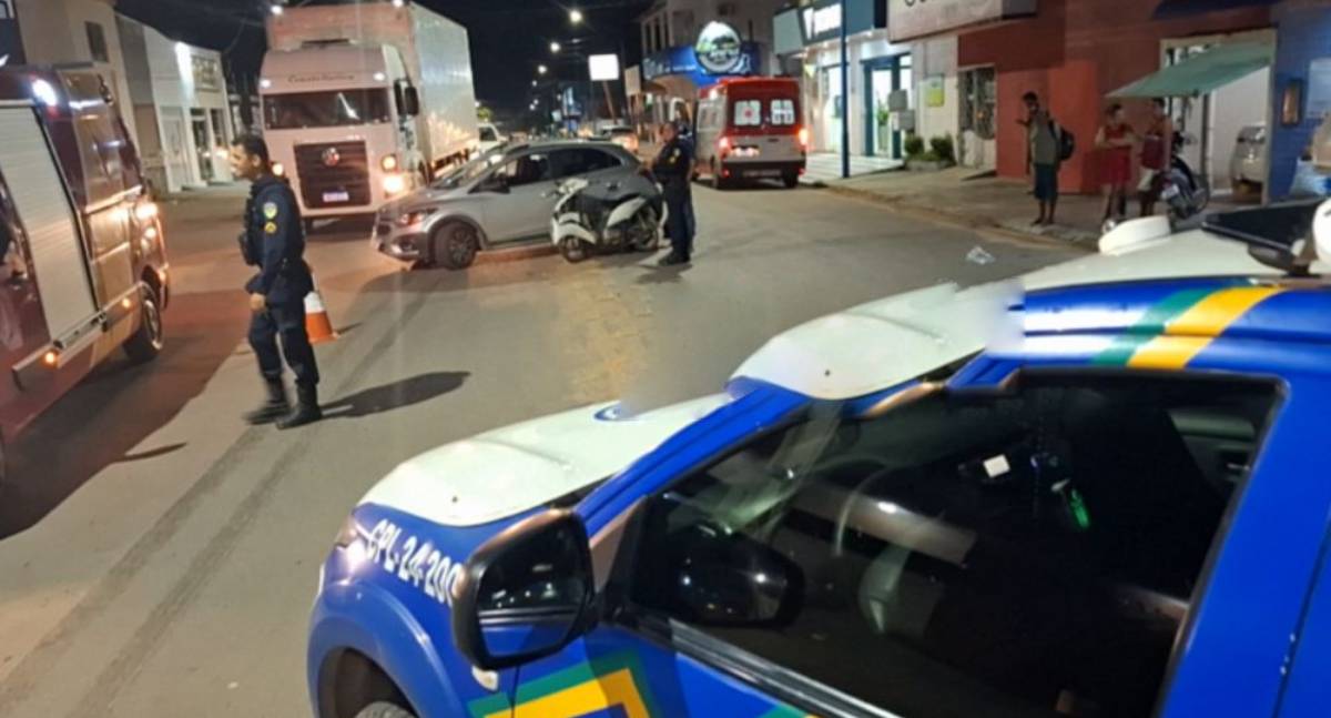 Mulher fica ferida após colisão entre motoneta e carro durante manobra