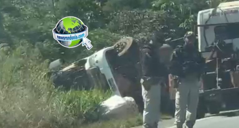 Carreta carregada com soja tomba e interdita rodovia em RO - News Rondônia