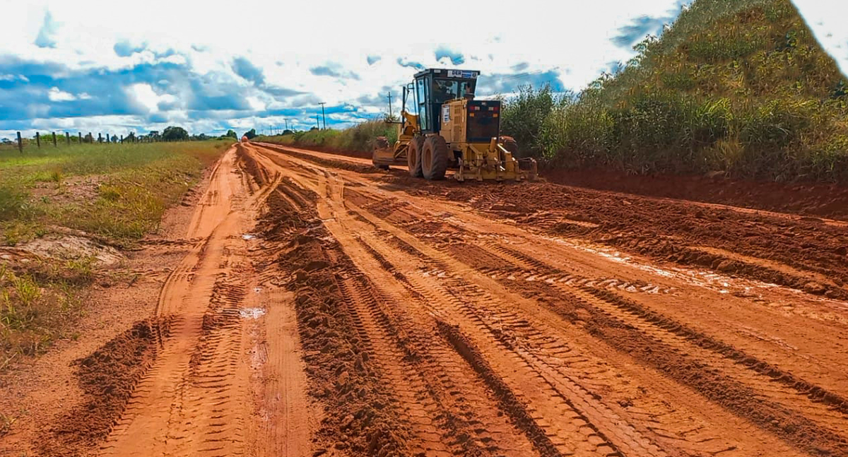 Manutenção avança em toda a extensão da RO-420 entre Buritis e Nova Mamoré