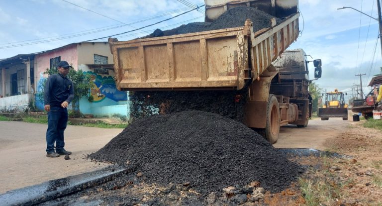 Estrada da Areia Branca, na zona Sul de Porto Velho, recebe serviços de recuperação asfáltica da Prefeitura - News Rondônia