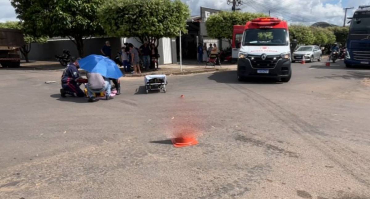 Motorista foge após bater em moto com mulher e criança em cruzamento movimentado
