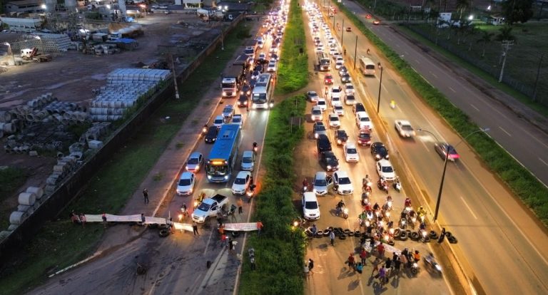 Moradores de bairros da zona Leste fecham BR-364 - News Rondônia