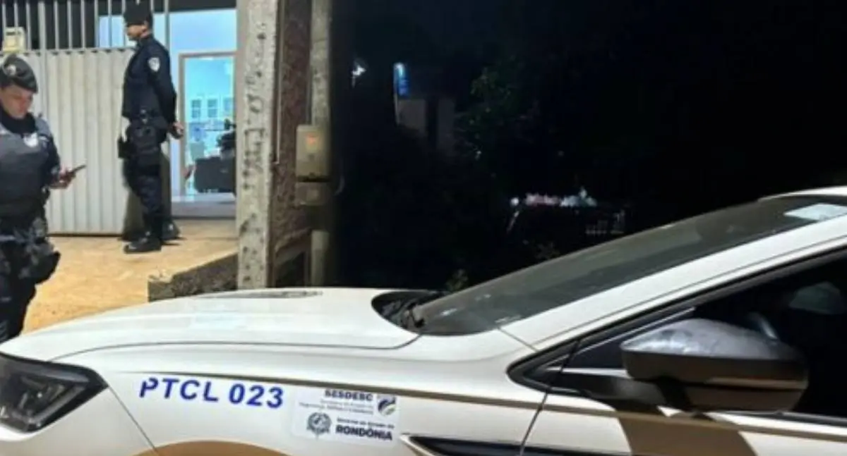 Homem é morto a tiros e facada dentro de casa