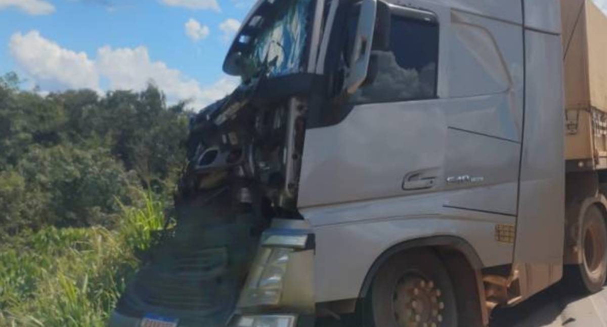 Motorista e ajudante morrem após carreta tombar na BR-364