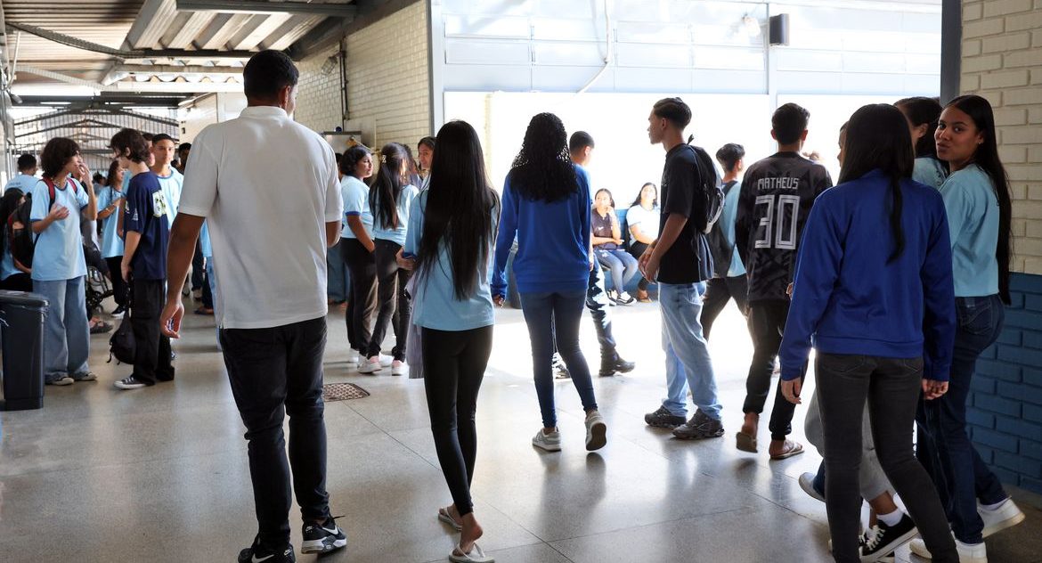 Pagamento do Pé-de-Meia começa hoje para quem nasceu em janeiro e fevereiro