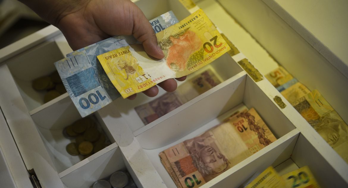 Trabalhadores com carteira assinada já podem migrar dívidas para o Crédito do Trabalhador com juros mais baixos