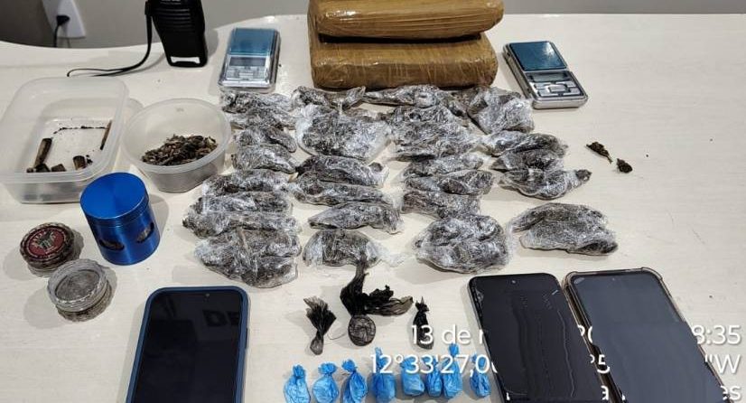 Polícia Militar apreende drogas e prende homem após denúncia de violência doméstica