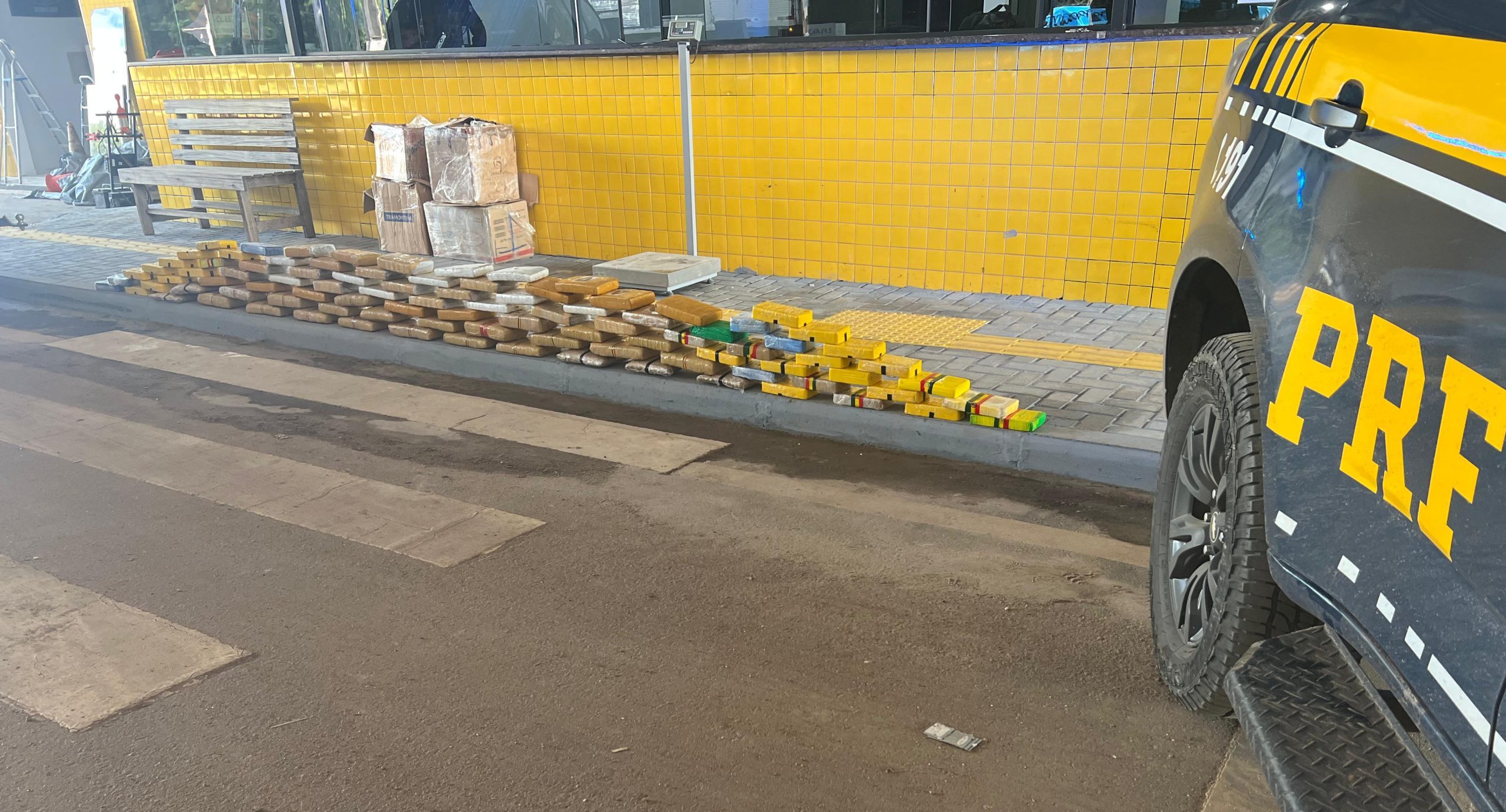 PRF apreende 100kg de drogas em caminhão