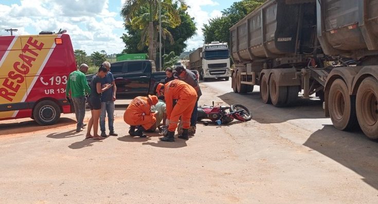 Motociclista sofre escoriações leves após colisão com caminhonete na BR-364