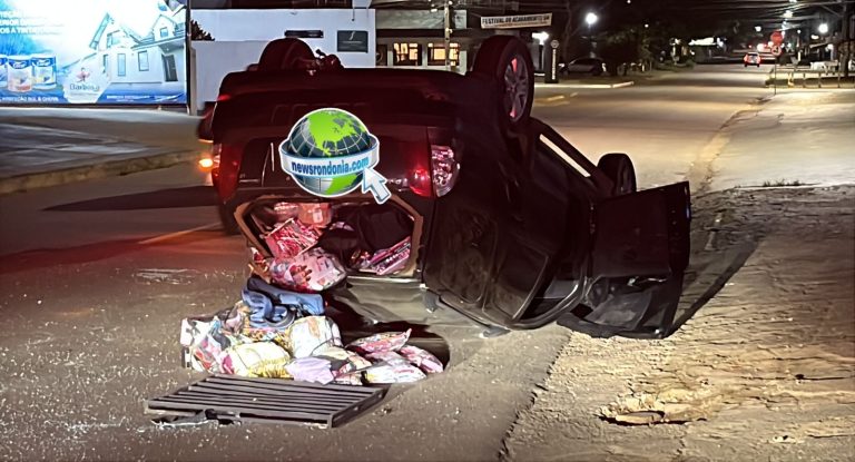 Palio capota em acidente com Fiat Toro no centro