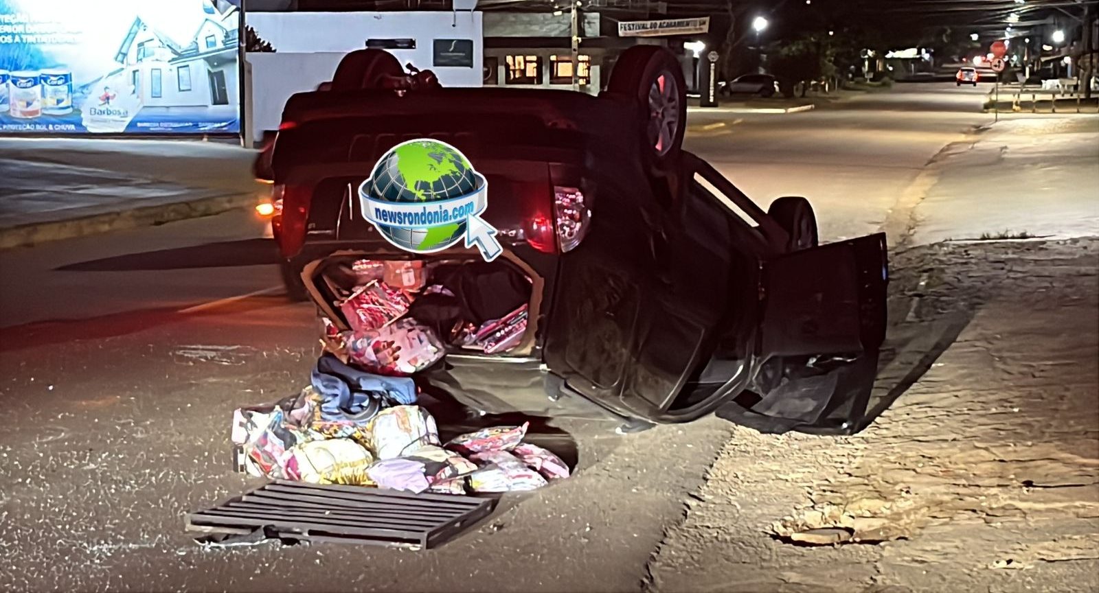 Palio capota em acidente com Fiat Toro no centro