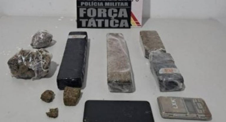 Adolescente é apreendido com mochila cheia de maconha