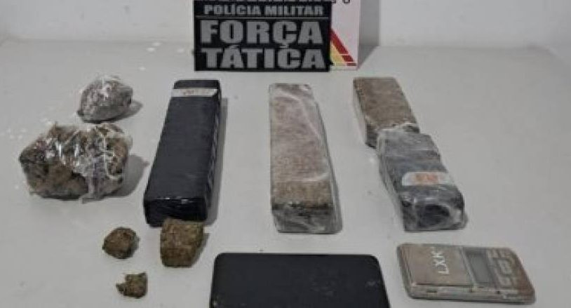 Adolescente é apreendido com mochila cheia de maconha