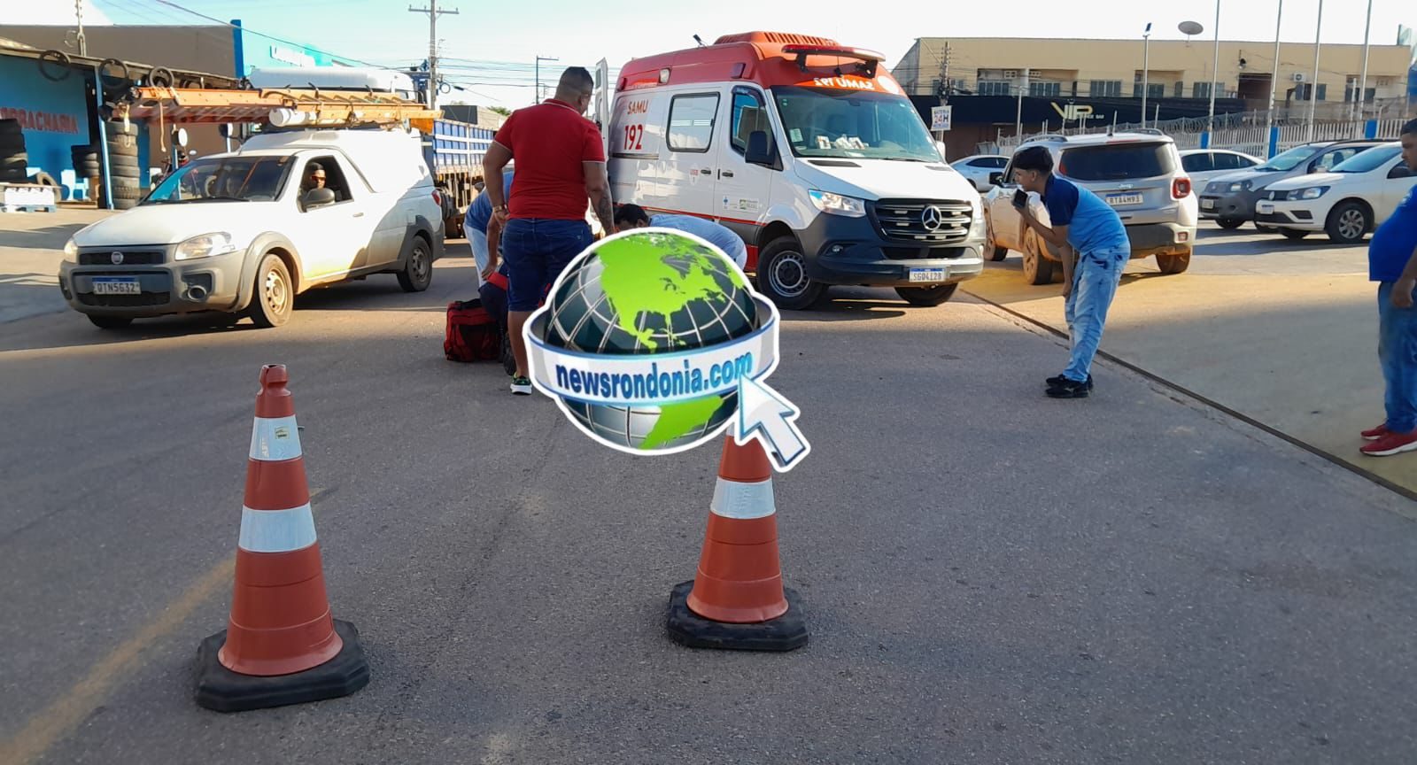 Motorista dá ré ao sair de estacionamento e derruba pai e filho em moto no centro