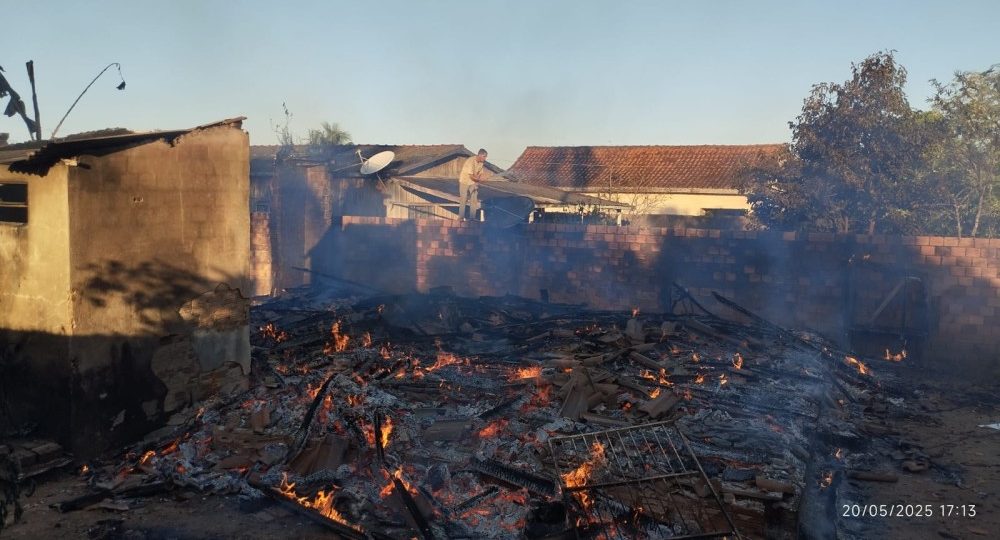 Incêndio destrói casa de madeira em Governador Jorge Teixeira