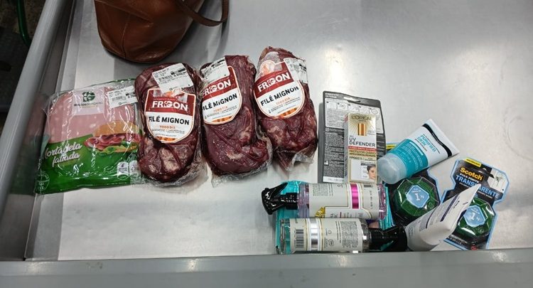 Mulher é detida ao tentar furtar carne de supermercado para fazer churrasco em família
