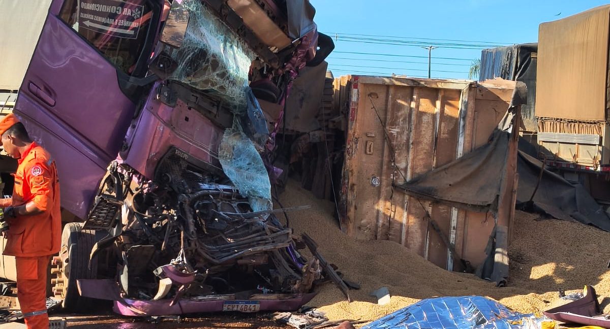 Acidente entre carretas deixa um morto na BR-364 em Candeias do Jamari