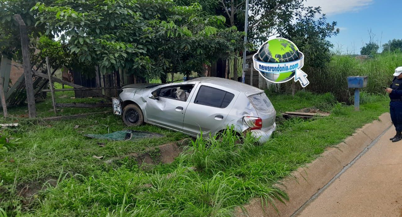 Ocupantes de Sandero fogem após acidente com capotamento na zona sul