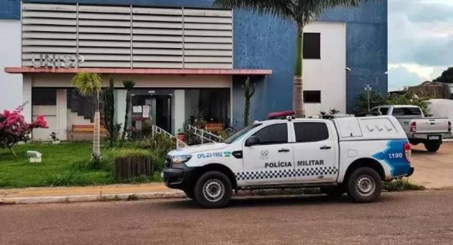 Homem é detido por agredir irmão amputado com ofensas homofóbicas durante disputa por herança