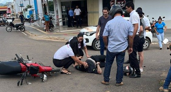 Motociclista fica ferido após colisão entre motoneta e carro em cruzamento