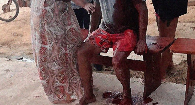 Homem esfaqueia rival e é baleado ao reagir à prisão