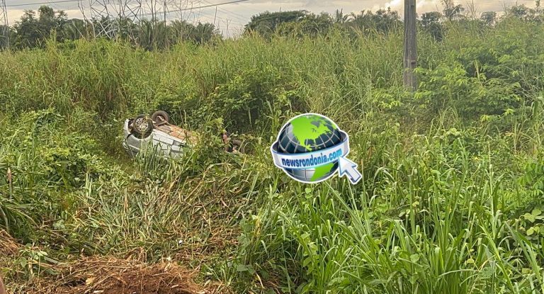 Carro capota depois de passar direto em curva na BR-364 na capital