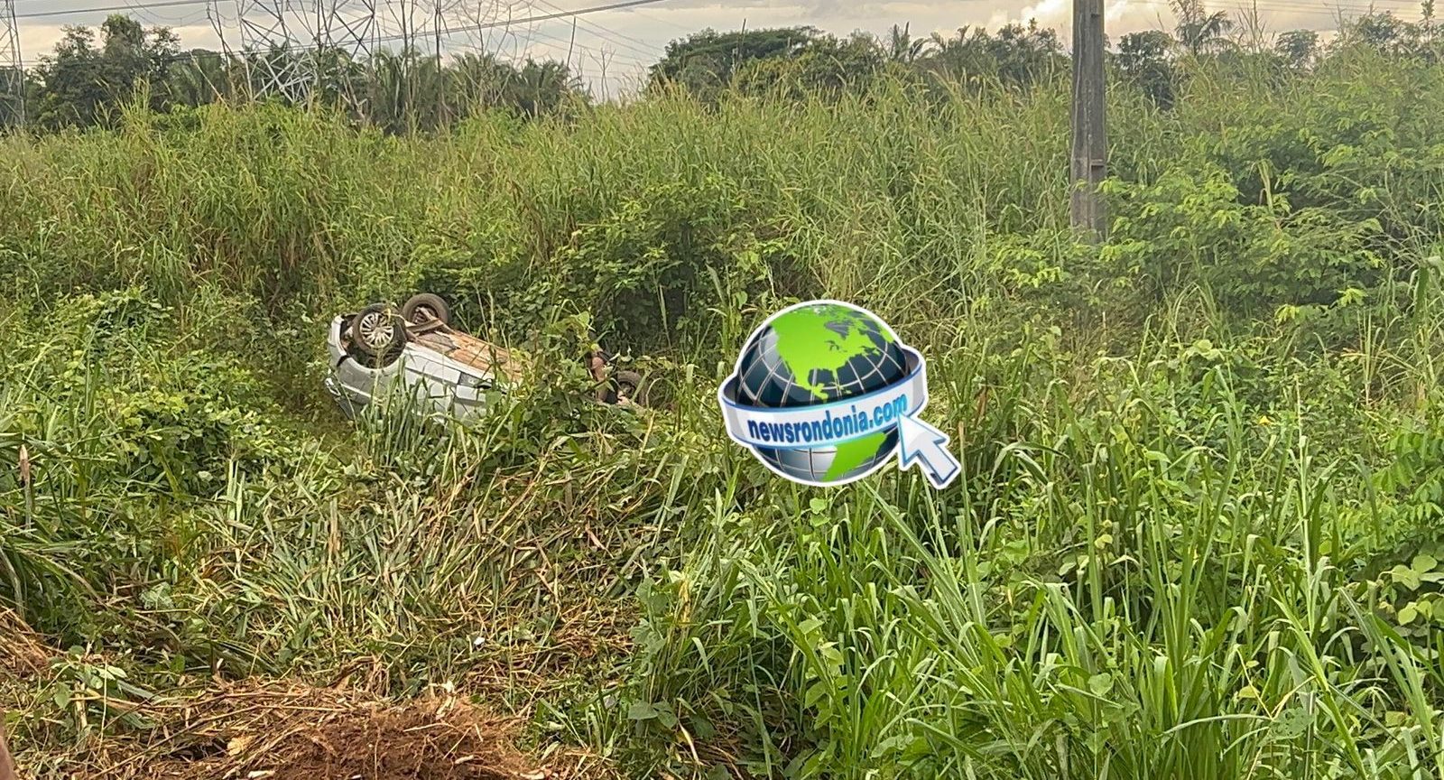 Carro capota depois de passar direto em curva na BR-364 na capital