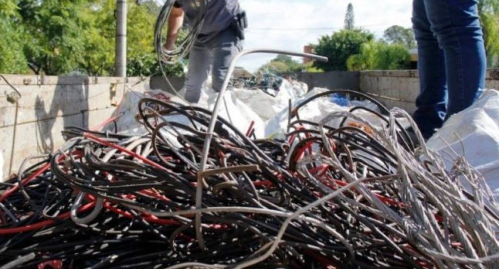 Quatro homens são presos por furto de cabos de cobre com veículos falsamente adesivados como empresa de telefonia