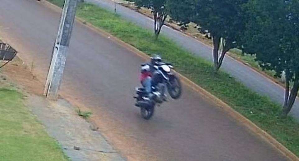 Piloto sofre fratura exposta ao cair empinando moto em avenida