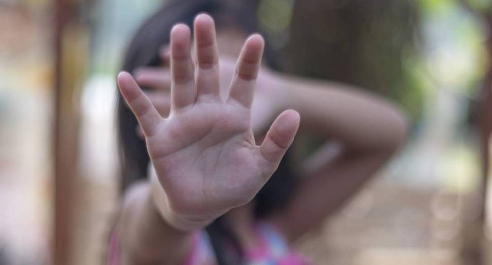 Mulher pede que facção criminosa castigue a própria filha após a menina ser encontrada com idoso em motel