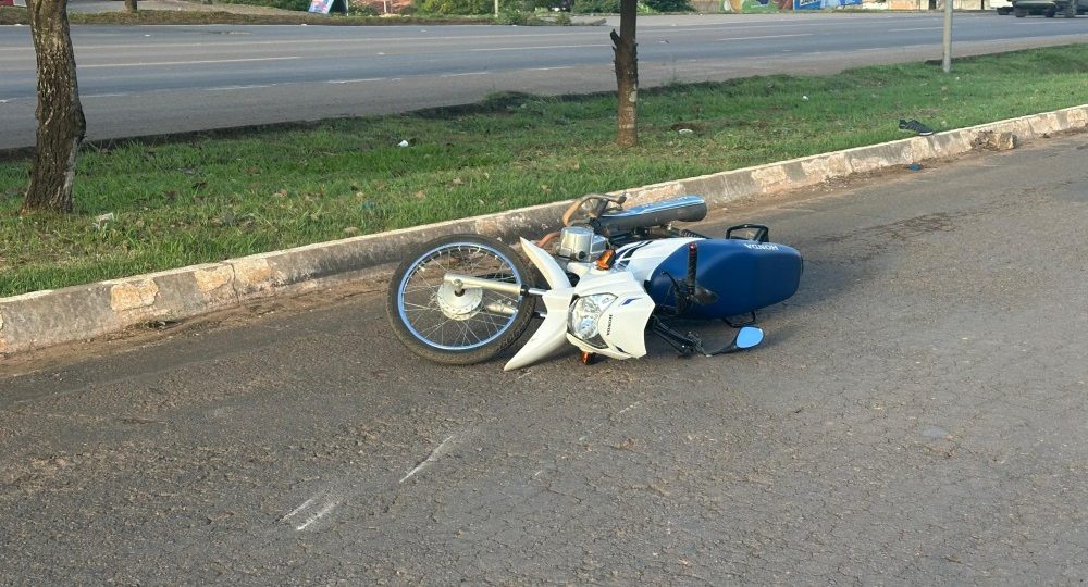 Motociclista fica ferido ao colidir com Corolla na Avenida JK