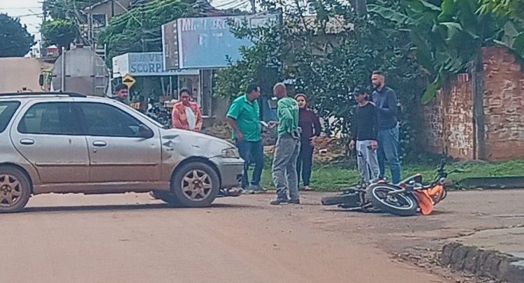 Motociclista fica ferido após carro avançar preferencial