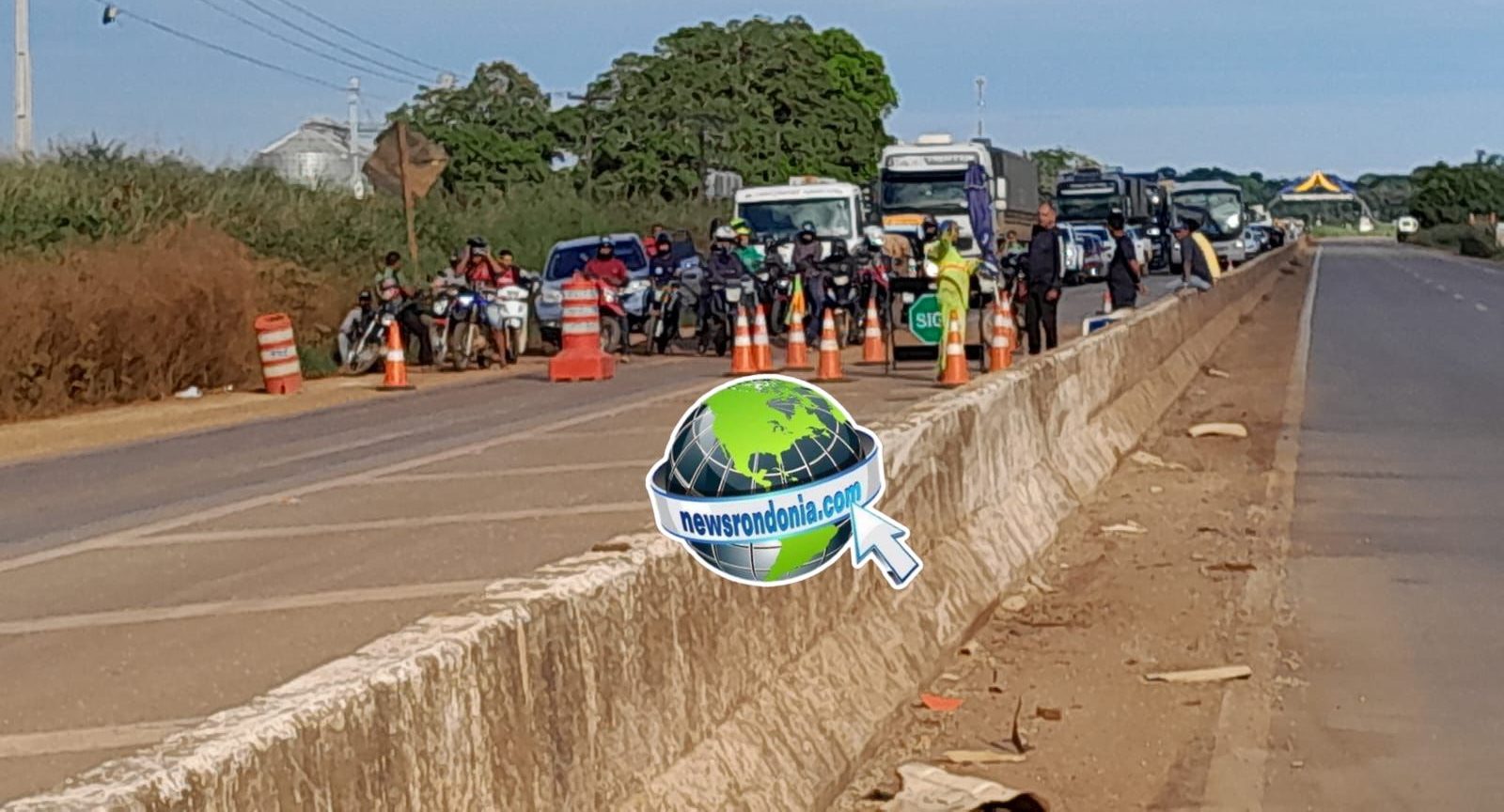 Manifestação interdita trecho da BR-364 em Candeias do Jamari