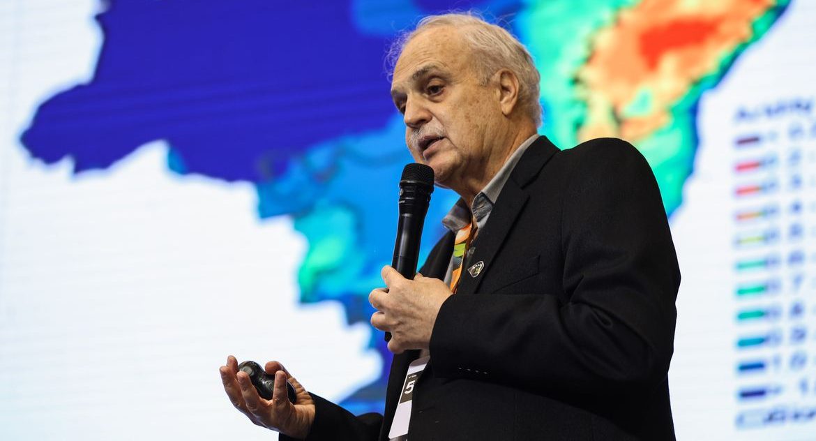 Brasil pode zerar emissões de gases estufa até 2040, afirma climatologista Carlos Nobre
