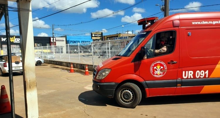 Motociclista foge após colisão com outra moto em cruzamento