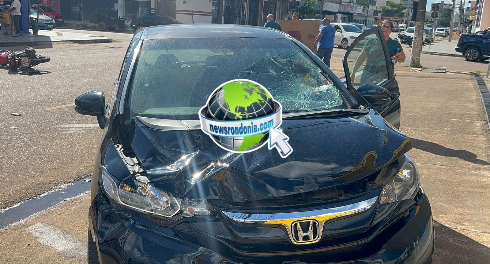 Motociclista tem grave lesão na cabeça em acidente no centro